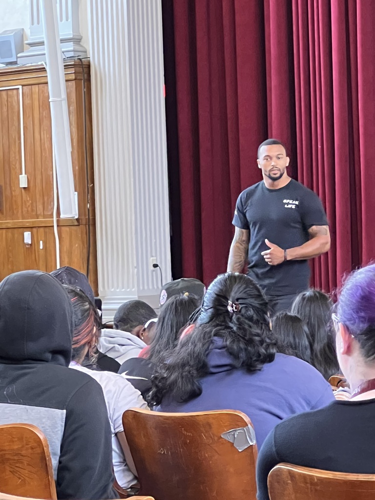 NFL player talks to students